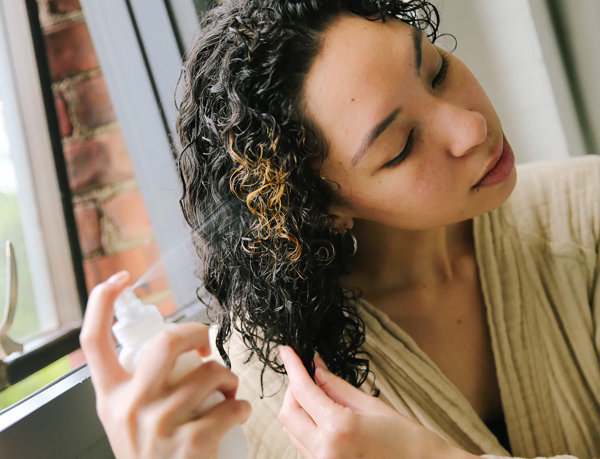 Cómo secar el pelo rizado sin calor y sin encrespamiento: el truco