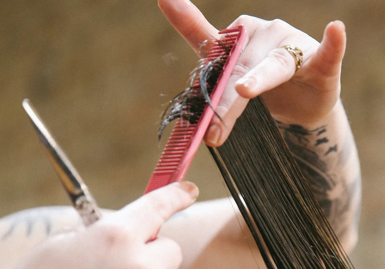 Cortarse el pelo hace que crezca más rápido y grueso, ¿verdadero o