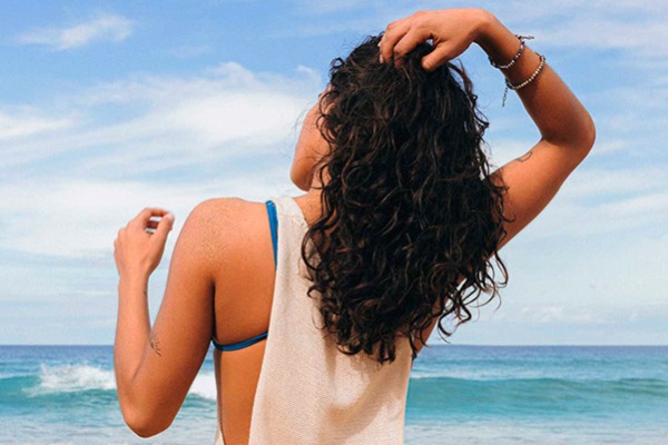 Consejos de los mejores estilistas para mantener el cabello saludable en verano