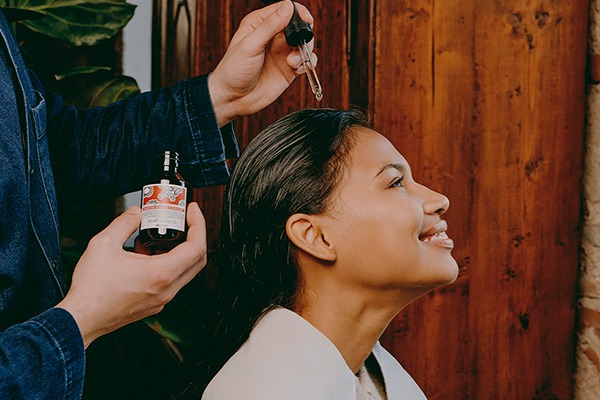 ¿Cuáles son las causas de la caída del cabello?