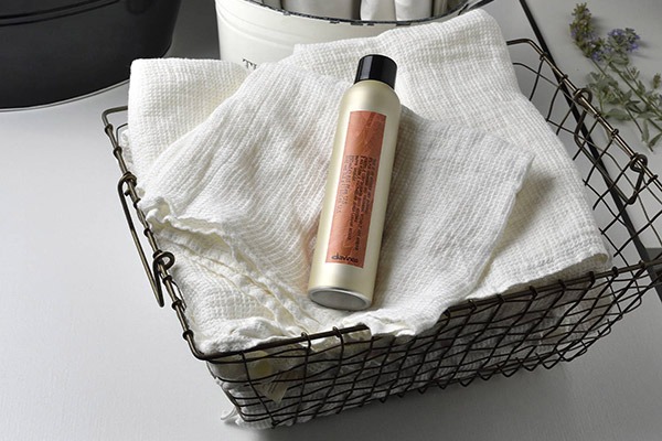 ¿Cómo funciona el champú seco? Descubre características y beneficios para el cabello.